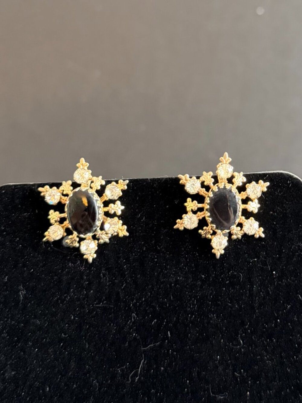 🎄Christmas In July 🎄Vintage 1950s “Snowflake” Gold-Tone Screw Back Earrings